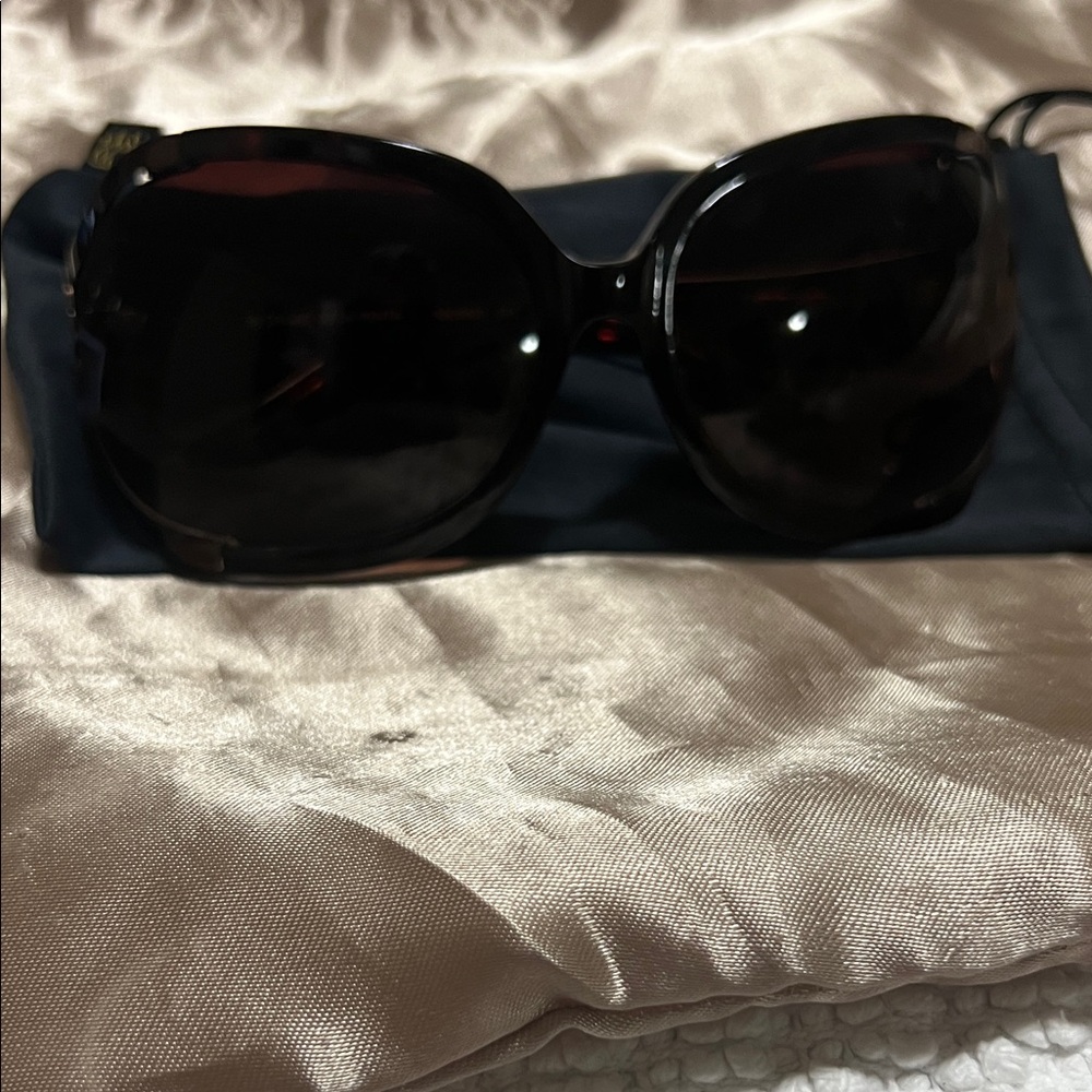 Oscar DeLaRenta Stylish Black Sunglasses - Picture 2 of 3